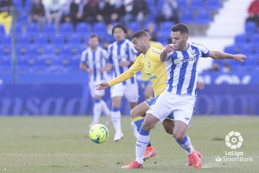 Benito, en pugna con un jugador del Leganés. 