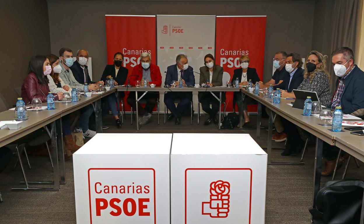 Imagen de la primera reunión de la nueva ejecutiva del Partido Socialista de Canarias. 