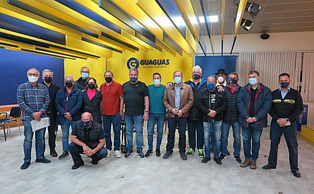 Foto tomada tras la firma del preacuerdo entre la empresa y los trabajadores de Guaguas Municipales. 