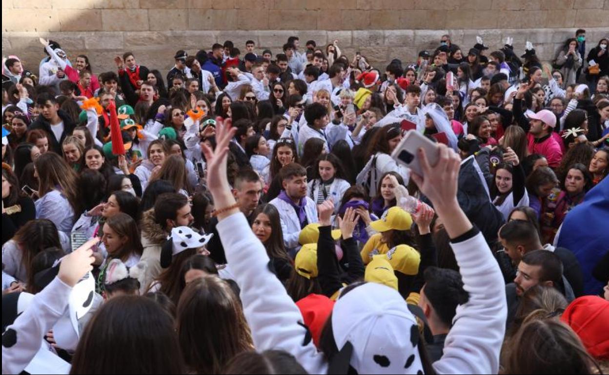 Un millar de estudiantes toman el sábado el centro de Salamanca sin medidas de seguridad.