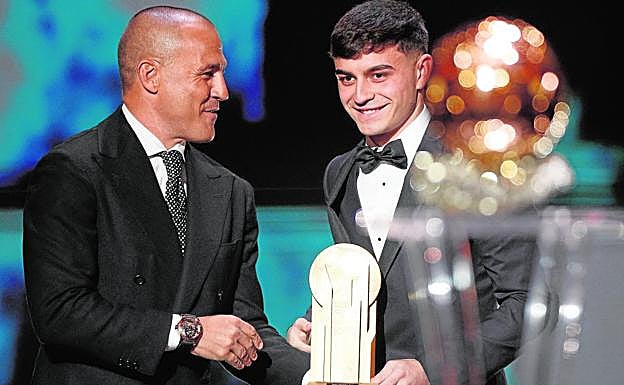Pedri gana el trofeo Kopa, el Balón de Oro al mejor sub-21 del año