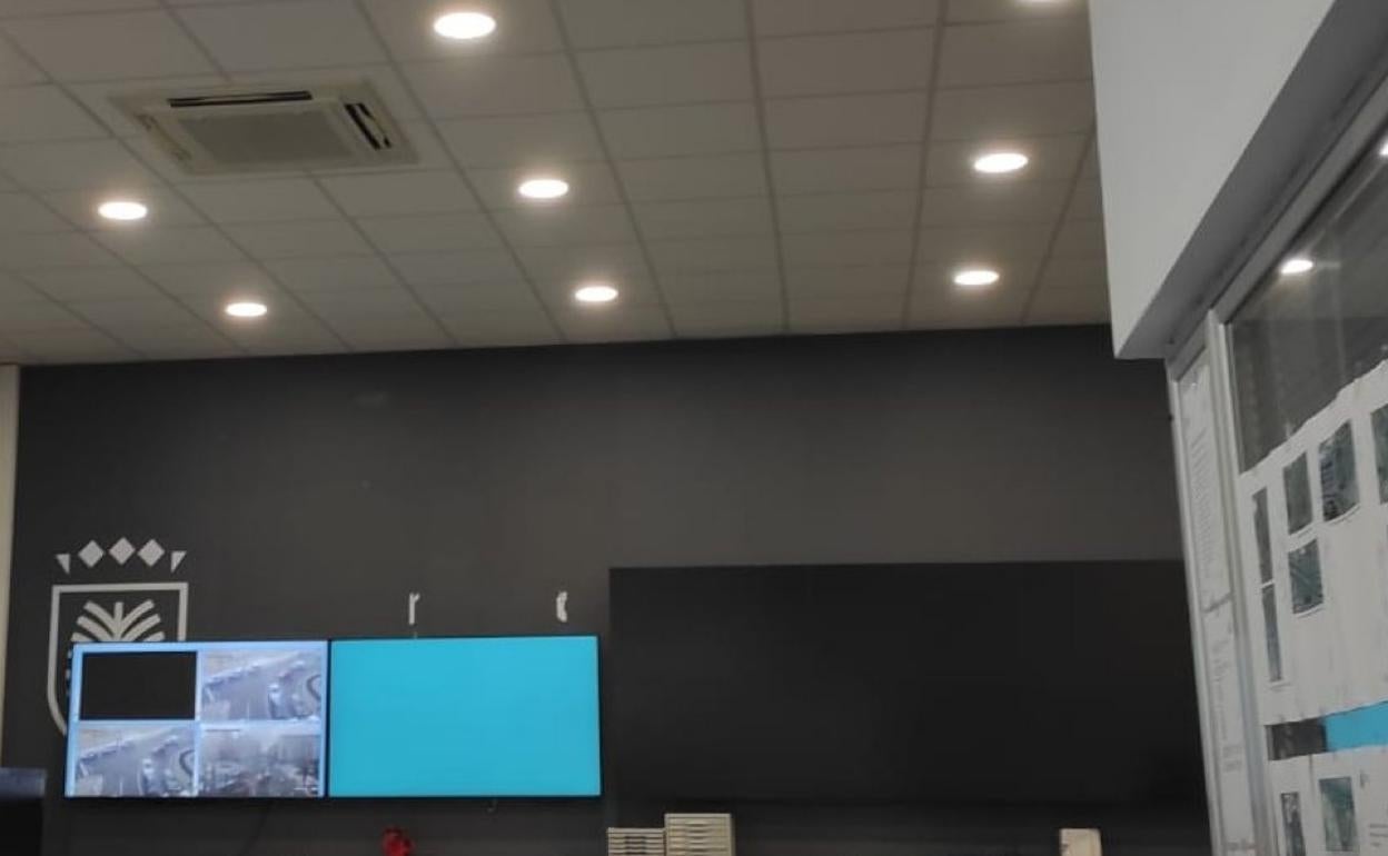 La pantalla de control de tráfico de Cemelpa está fundida. En la foto, uno de los monitores tampoco está en uso. 