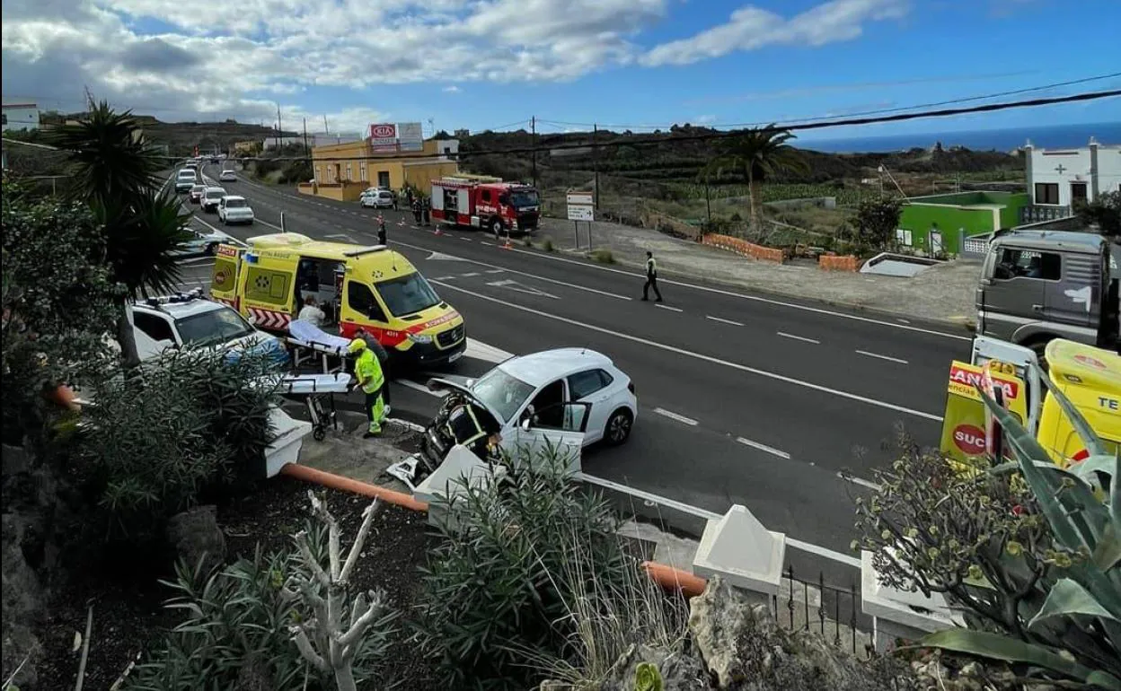 Un herido grave y dos leves en una colisión de dos coches en Tenerife