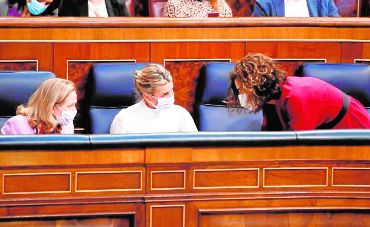 Las ministras Nadia Calviño, Yolanda Díaz y María Jesús Montero durante el debate de los presupuestos en el Congreso. 