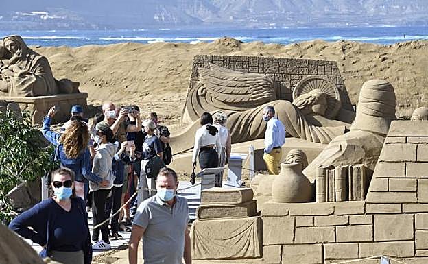 El buen tiempo aninó a los ciudadanos a visitar el Belén. 