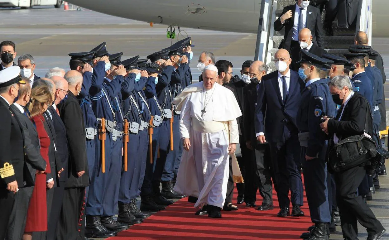 El Papa, a su llegada a Atenas.