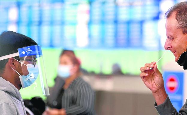 Realizan una prueba pcr a un pasajero que llega de Italia en el Aeropuerto Internacional de Los Ángeles,.