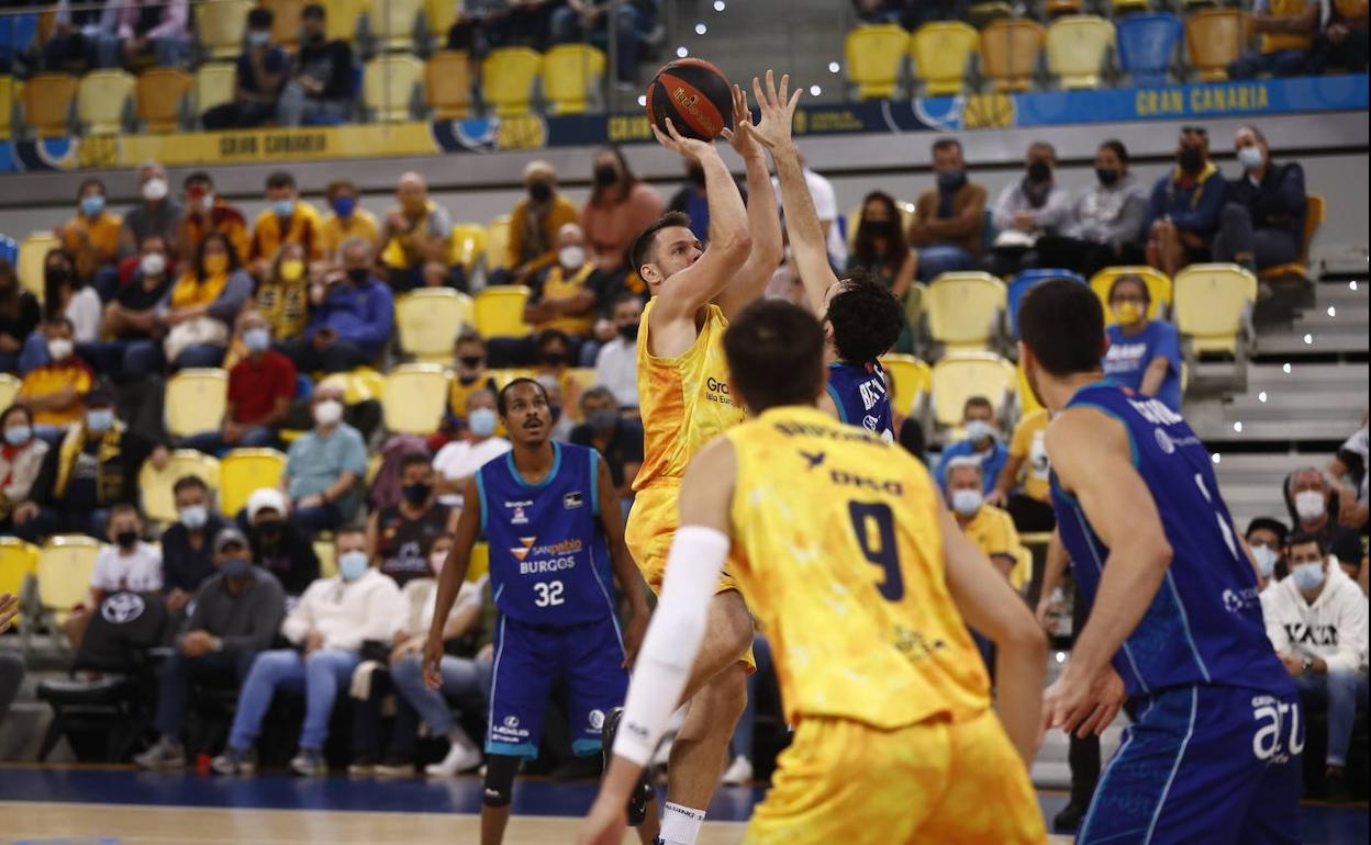 Kramer lanza ante Benite en una acción del encuentro. 