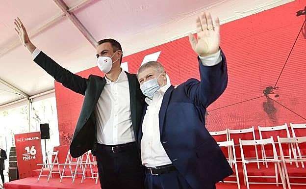Pedro Sánchez y José Vélez, secretario general de PSRM-PSOE, este domingo en Murcia. 
