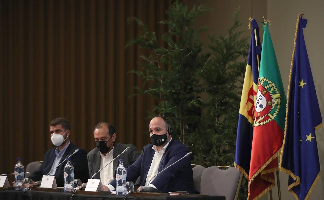 El consejero regional canario de Transición Ecológica, José Antonio Valbuena (d), junto al moderador del envento, Manuel Ara Gouveia (c), durante la «II Conferencia Macaronésica-Crisis pandémica, movilidad y el futuro del turismo en la Macaronesia», este lunes en Funchal, Madeira (Portugal).
