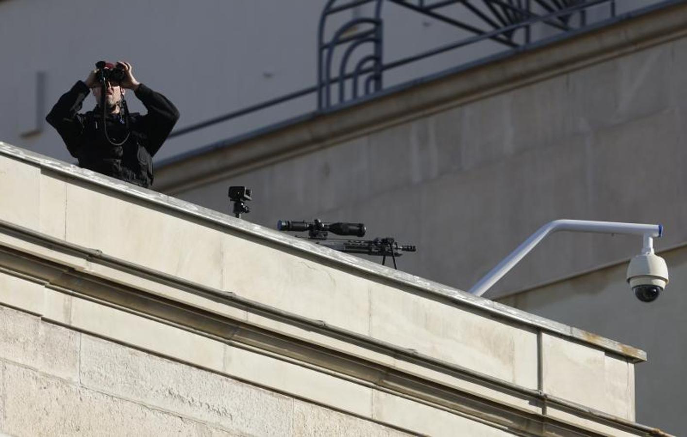 Francotiradores vigilan desde los tejados del Congreso. 