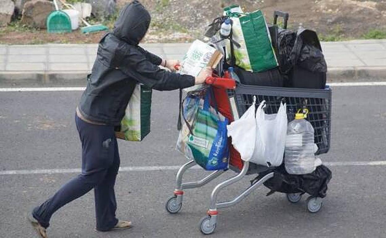Persona con escasos recursos en Arrecife, en 2019. 