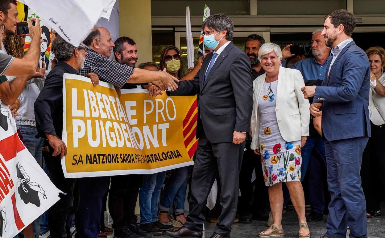 Puigdemont y Ponsatí saludan a varios simpatizantes en Cerdeña en octubre.
