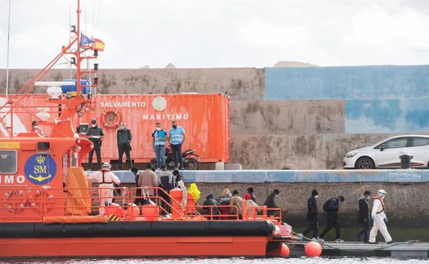 Rescatan a otros 40 inmigrantes de una patera al sur de Fuerteventura