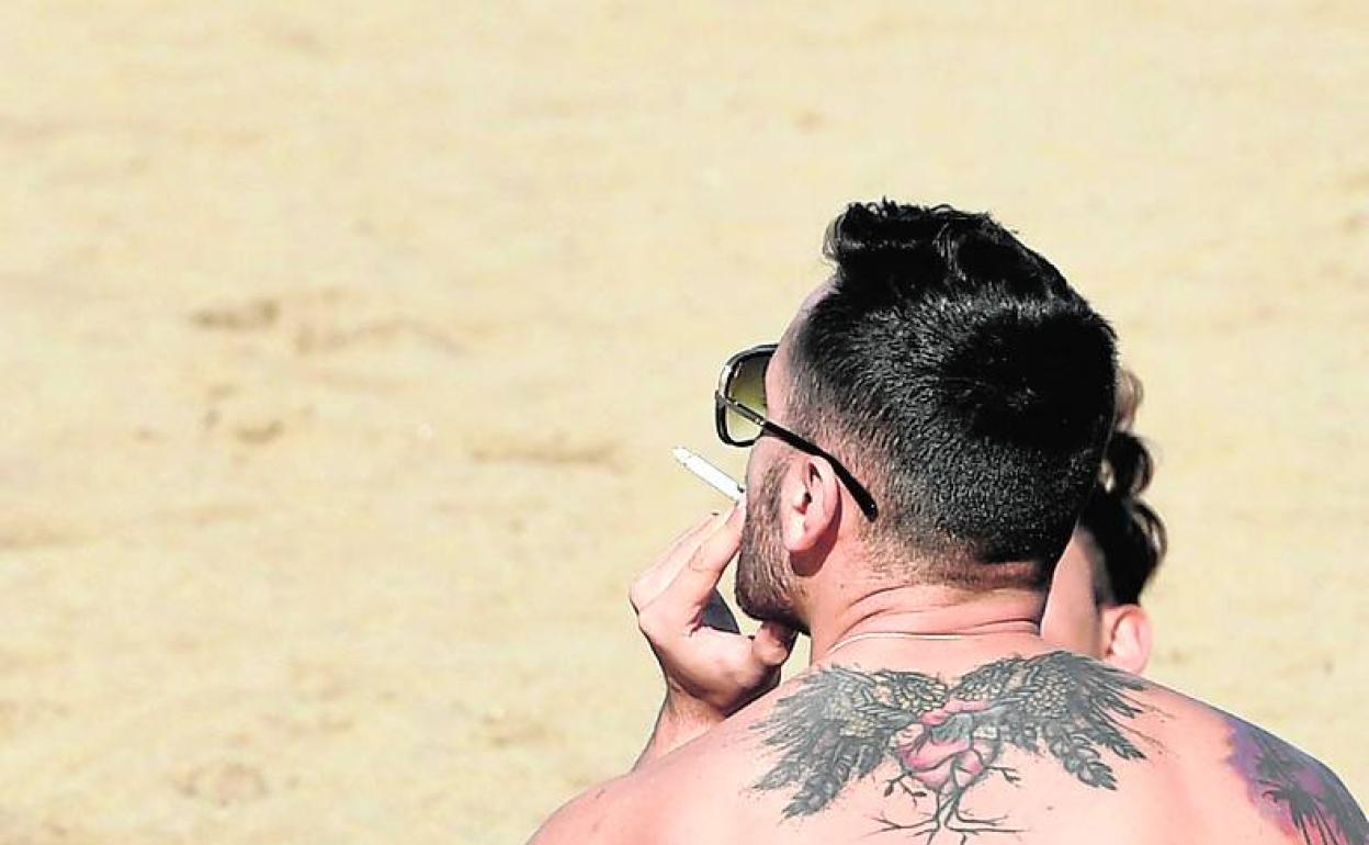 Sanidad quiere prohibir fumar en el coche y acotar el cigarrillo electrónico