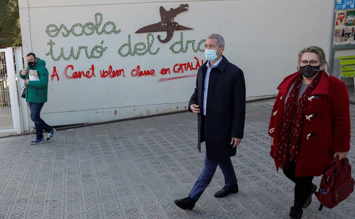 El consejero de Educación de la Generalitat, junto a la alcaldesa de Canet, a las puertas del centro escolar. 