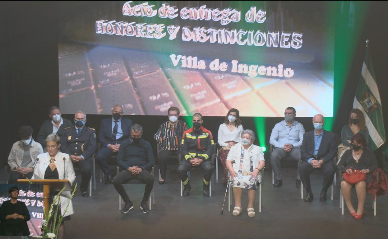 La alcaldesa, y detrás, los homenajeados. 