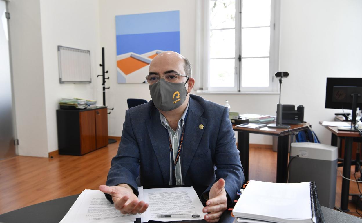El gerente de la ULPGC, Roberto Moreno, en su despacho en la sede del rectorado, en el barrio de Vegueta de la capital grancanaria. 