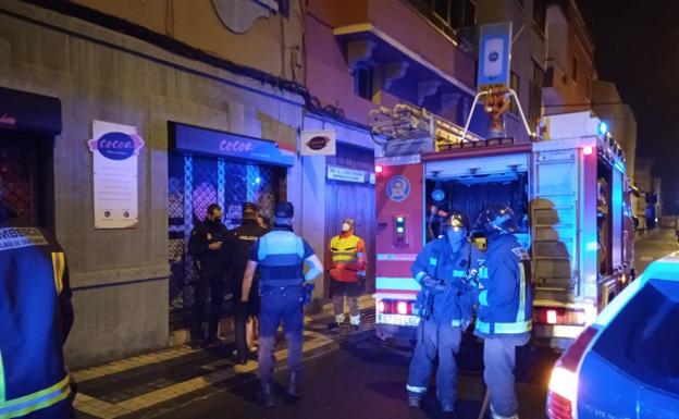 Imagen principal - Un aparatoso incendio en Arenales obliga a la evacuación de un inquilino y su mascota