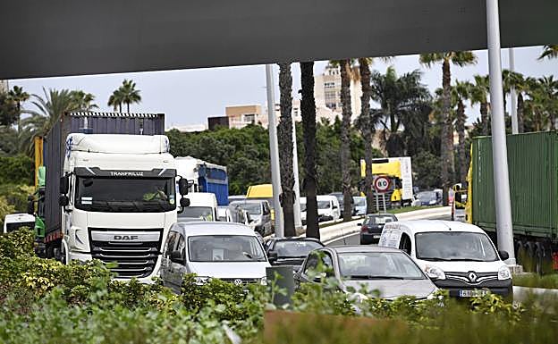 Circulación parada en la GC-1 en dirección sur. 