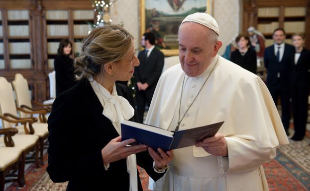 La vicepresidenta segunda, Yolanda Díaz, junto al papa Francisco, este sábado en el Vaticano.