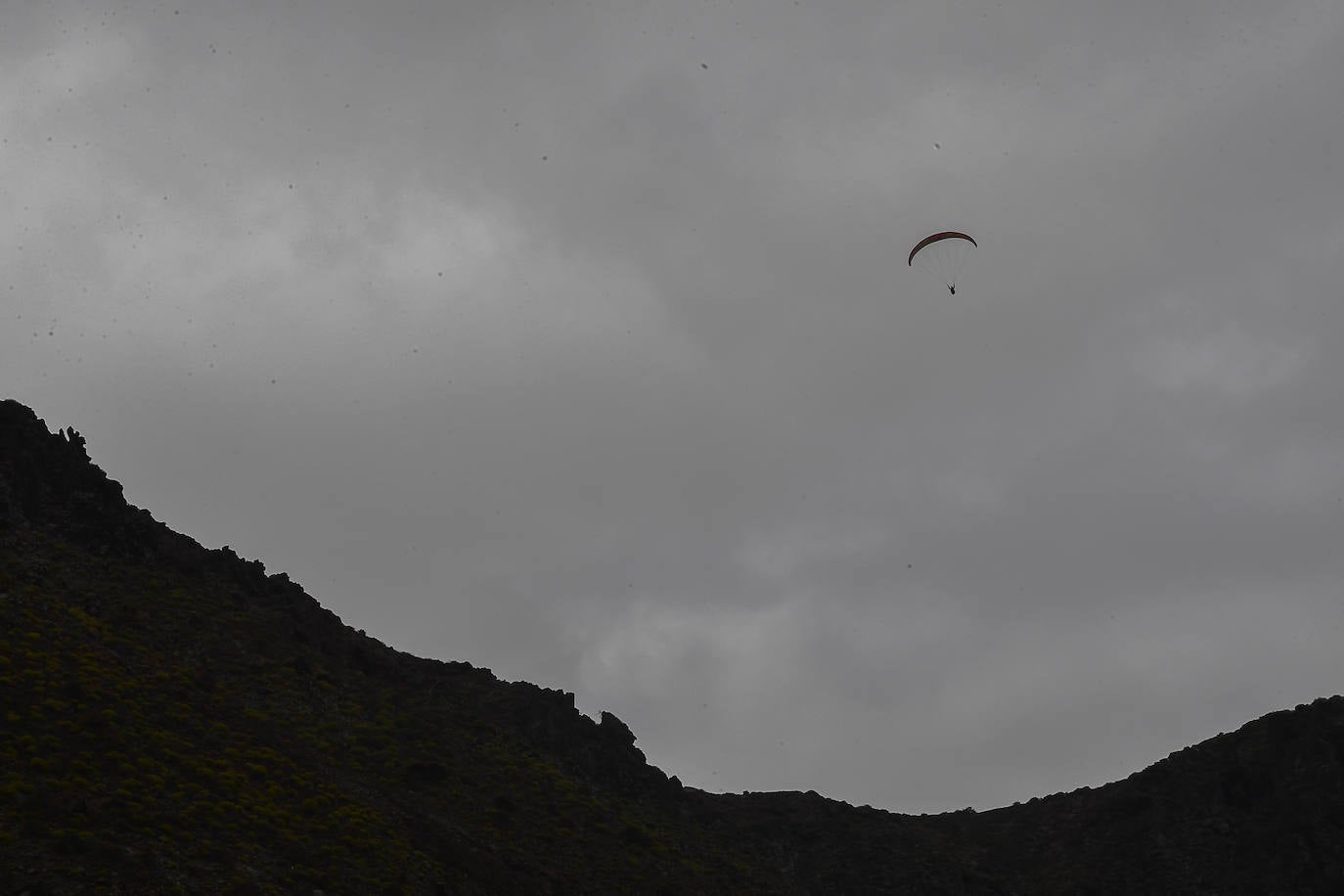 Imagen de archivo de un vuelo de parapente que no guarda relación con la información. 