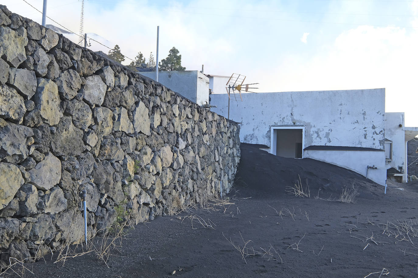 Una treintena de familias residente en Los Llanos de Aridane ha podido regresar esta semana a sus casas tras mes y medio evacuados por la erupción. Reconocen que quieren volver pero que tienen cierto miedo en su regreso, a causa de que el volcán sigue activo y temen que les pueda ocurrir algo.