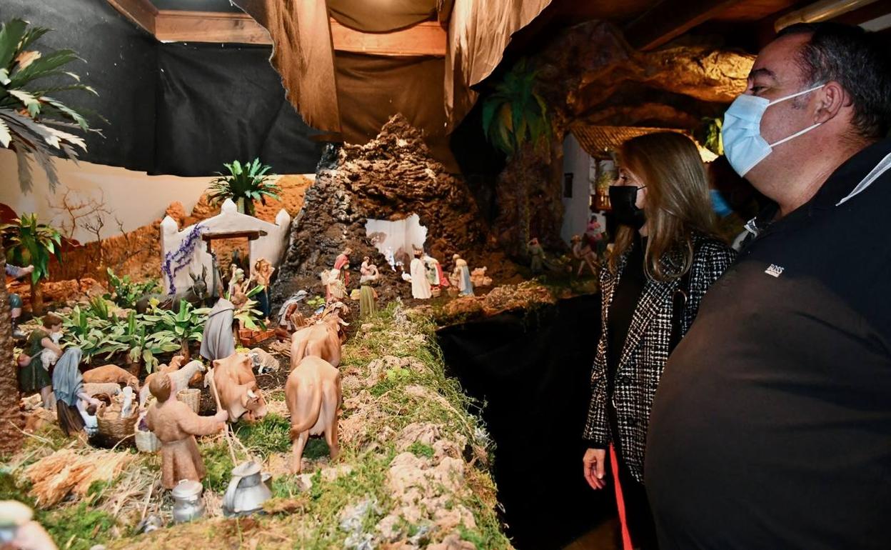 Los ediles Consuelo Diaz y Víctor Gutiérrez durante su visita al Belén