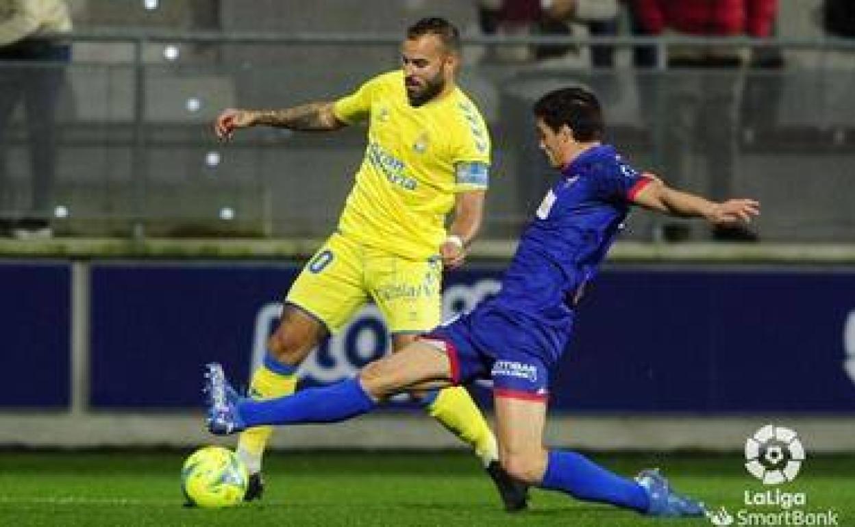 Jesé se lleva el balón ante un defensa de la Amorebieta. 