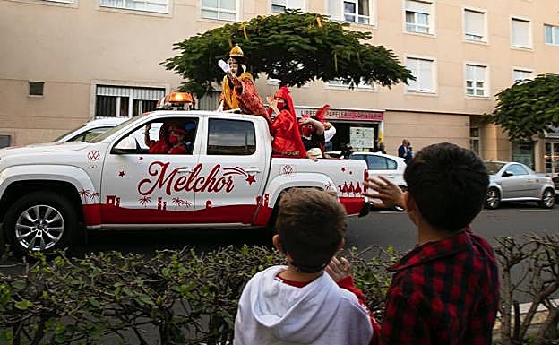 Dos niños saludan a Melchor a su paso por Tamaraceite en enero de este año. 
