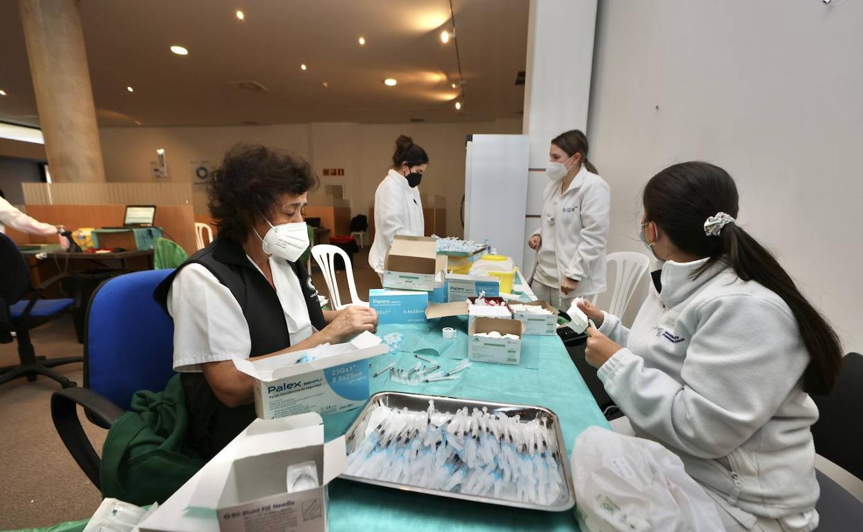 Sanitarias preparan vacunas en Pontevedra.