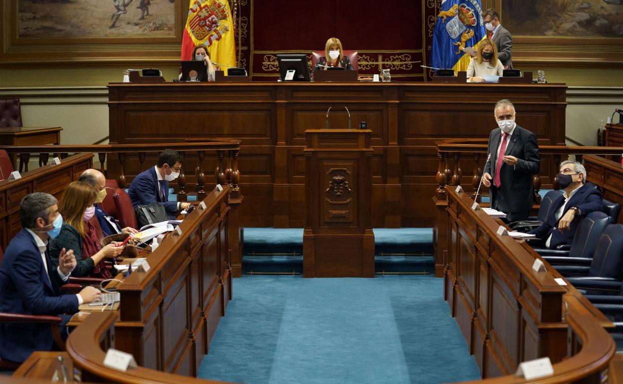 El presidente del Gobierno regional, Ángel Víctor Torres, contesta a una pregunta durante el pleno. 