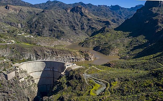 Vista del muro y la presa de Soria, el vaso inferior del Salto de Chira. 