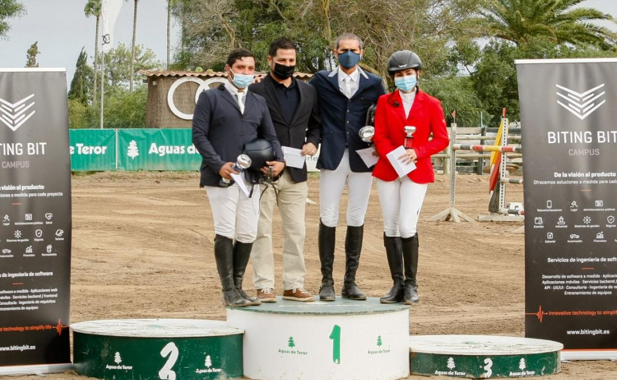Los ganadores de la prueba, sobre sus respectivas posiciones en el podio final. 