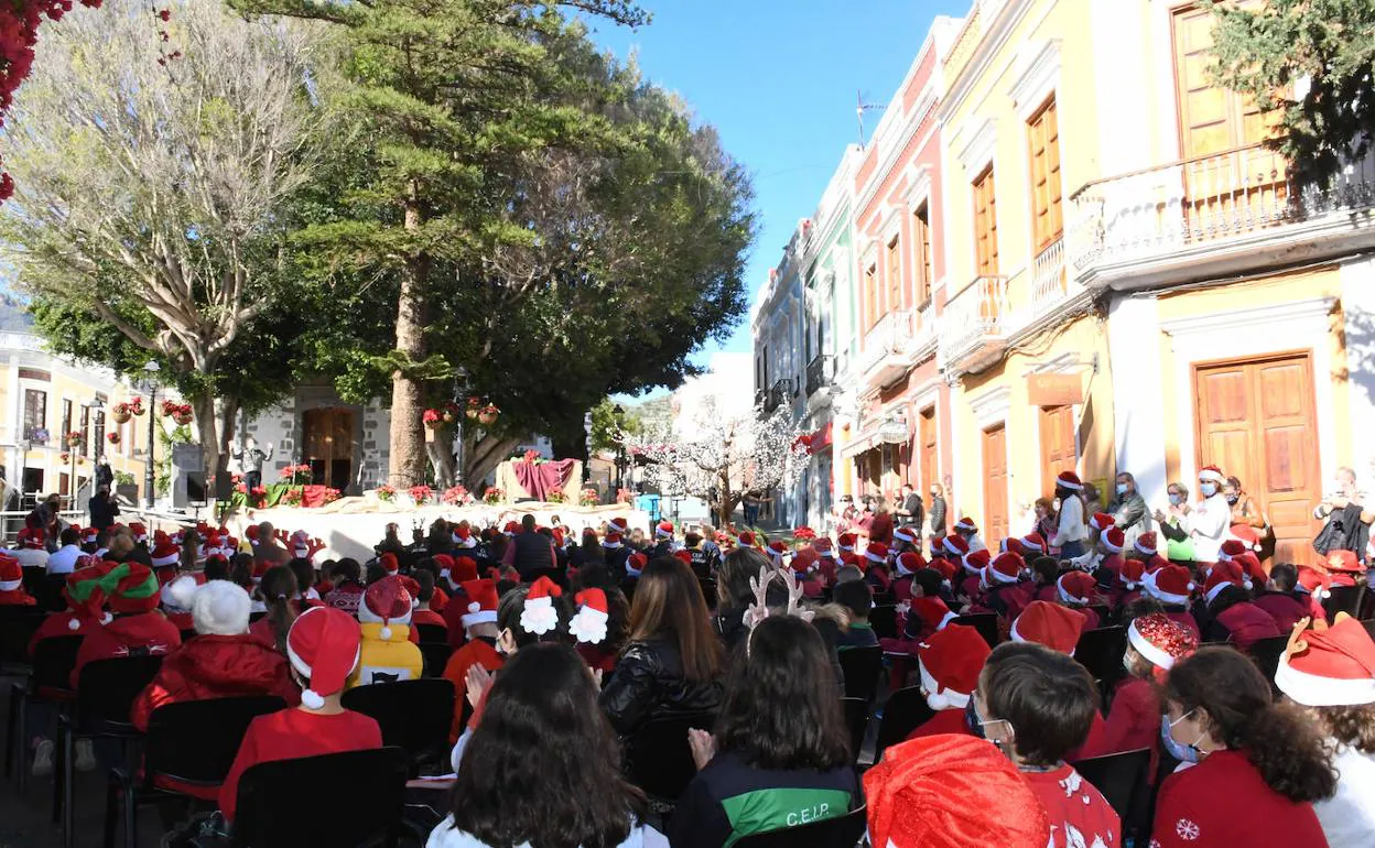 El encuentro navideño de los escolares se celebró en la Plaza de San Miguel. 