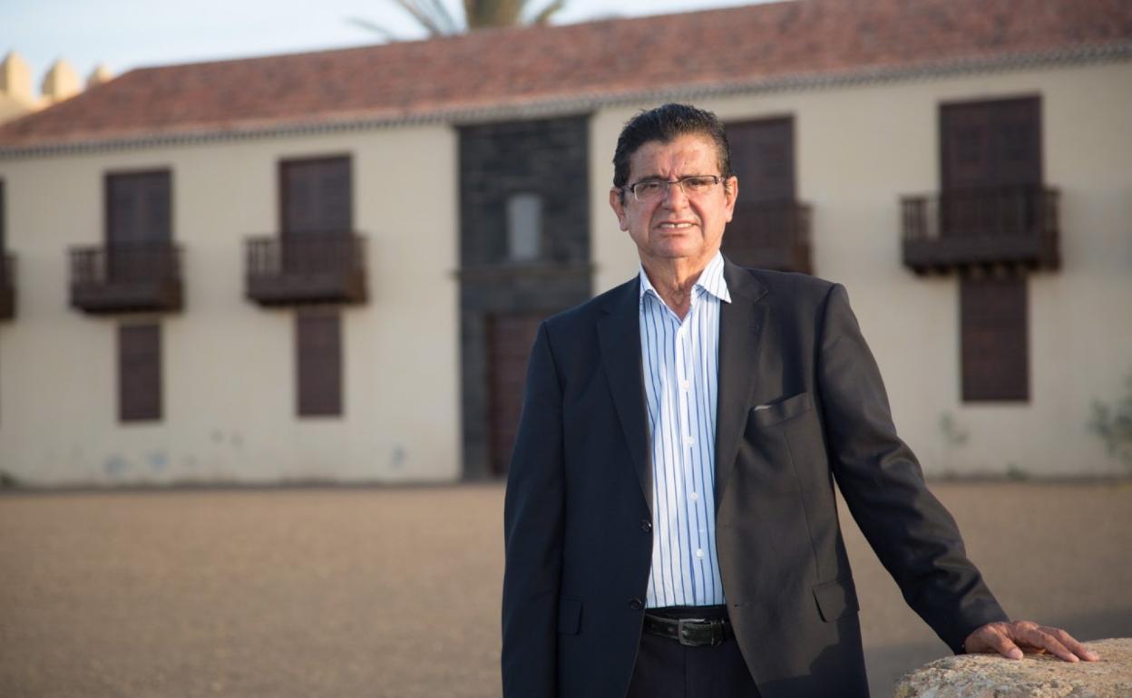 Manuel Lobos, ante la Casa de los Coroneles. 