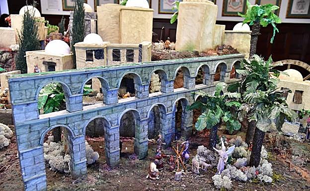 Imagen principal - Tres propuestas, todas en Arucas, en el Museo Municipal. Arriba, acueducto en el nacimiento participativo de Arucas, hecho por los alumnos de un curso que promovió el Ayuntamiento y que impartió el maestro Jorge Guzmán. Debajo, los Reyes Magos del belén de arena de Óscar Rodríguez y homenaje a La Palma en el de la asociación de vecinos Tahara, hecho con figuras de goma eva. 