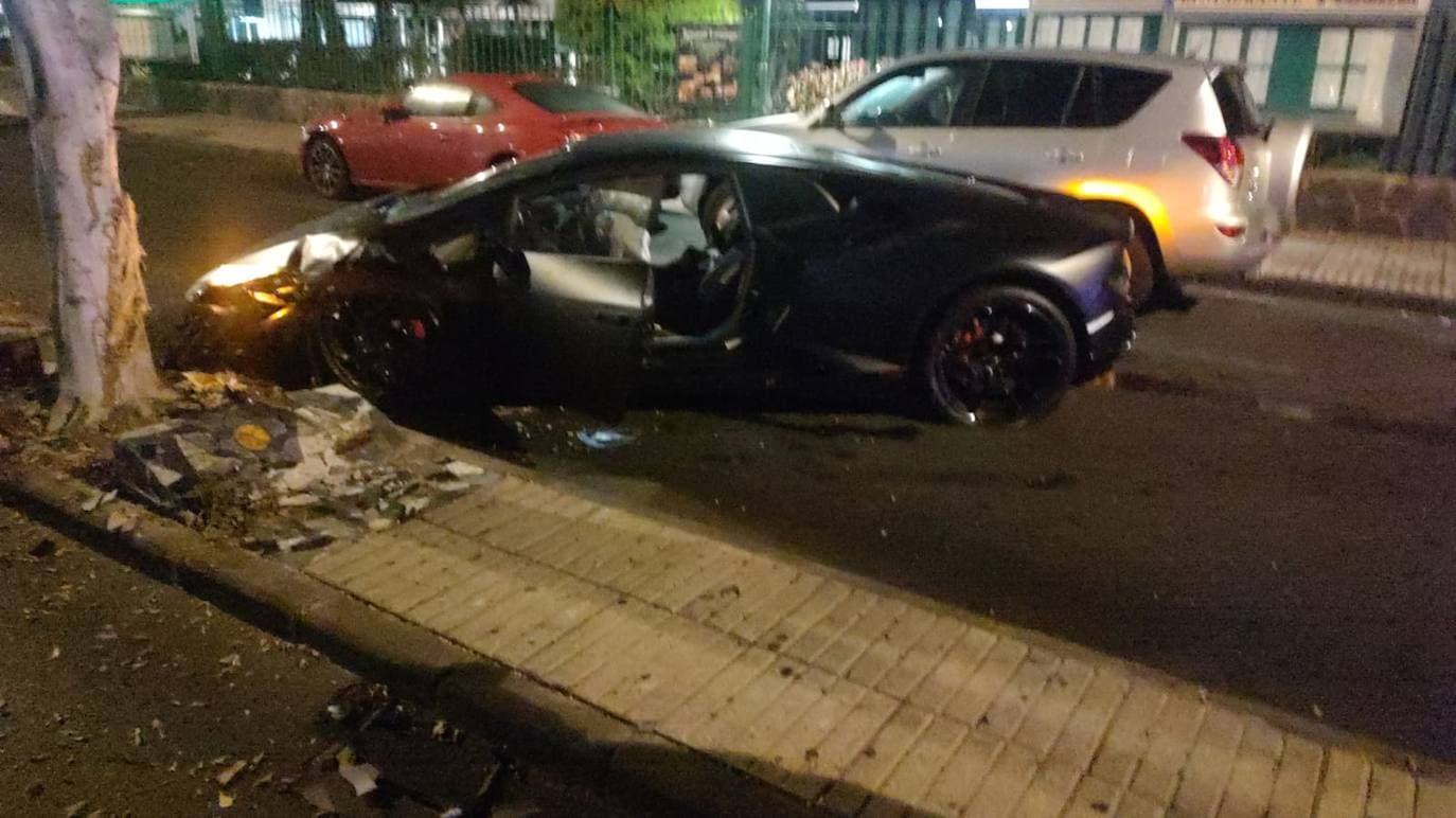 Imagen principal - El Lamborghini de Viera, implicado en un accidente en el Sur 