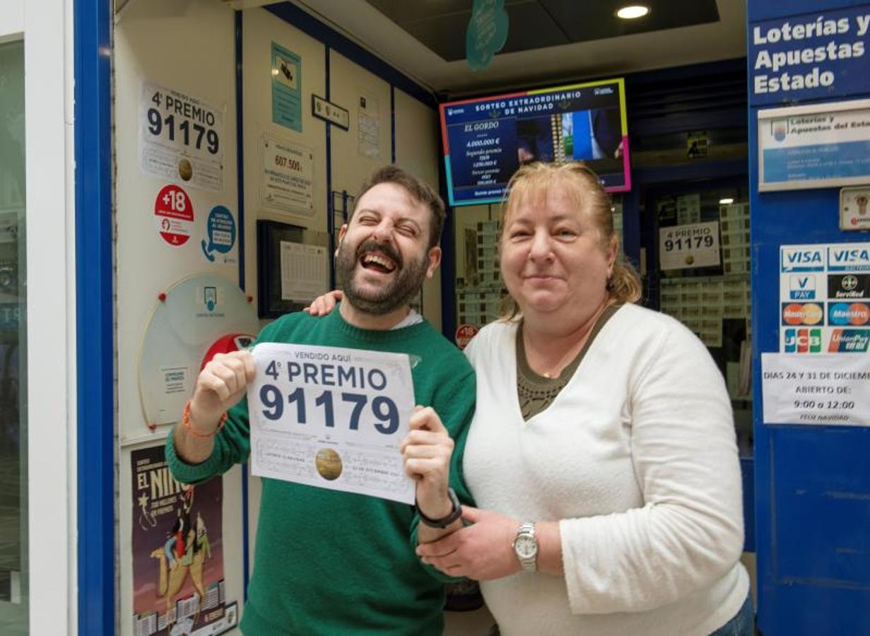 Uno de los propietarios de la administración de lotería número 3 de la calle Navas de Tolosa de Jaén muestra el número agraciado.