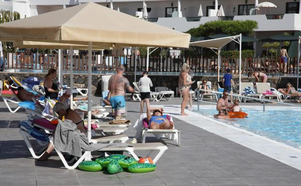 Clientes de un negocio de Costa Teguise. 