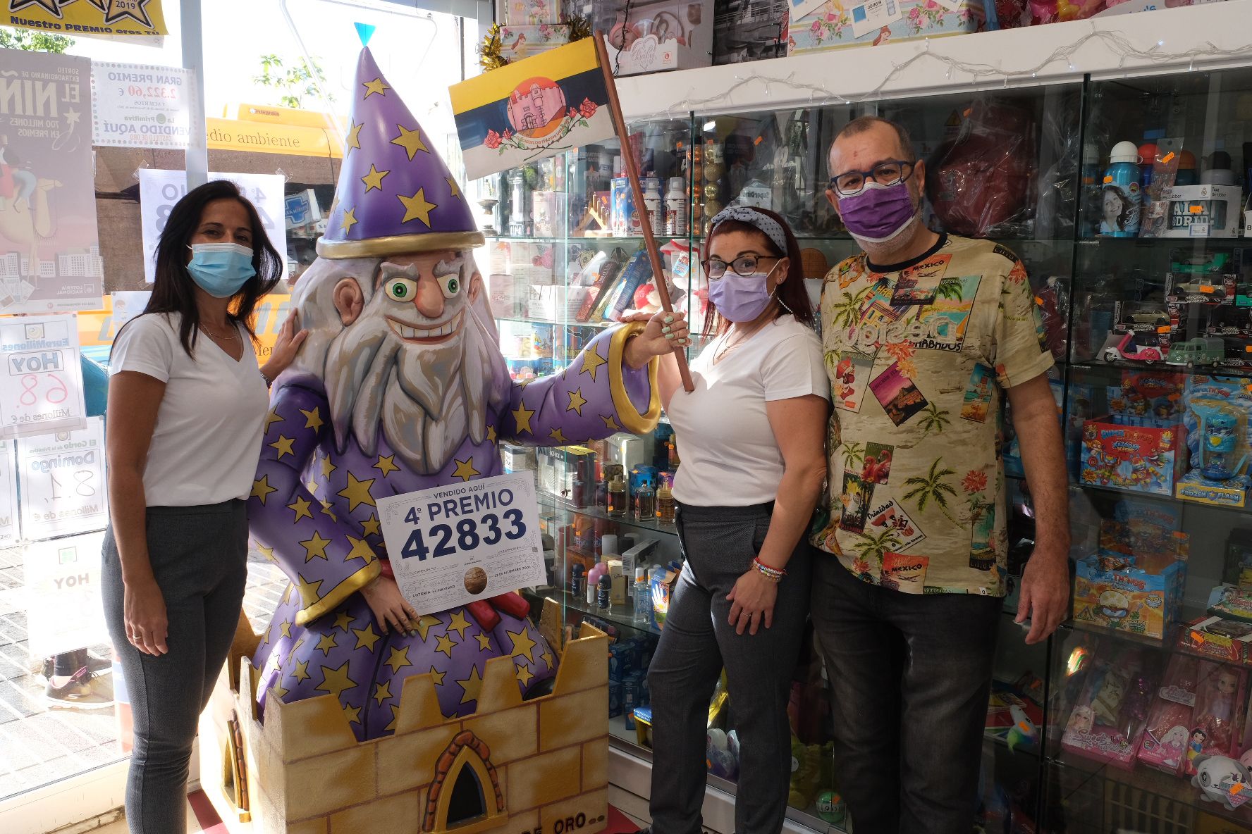 Los empleados del establecimiento posaron contentos tras la noticia. 