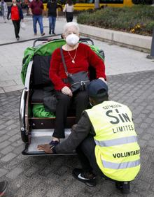 Imagen secundaria 2 - Arriba y a la izquierda, Laye atiende a Reina. Sobre estas líneas, con Julia y Asunción, otras usuarias. 