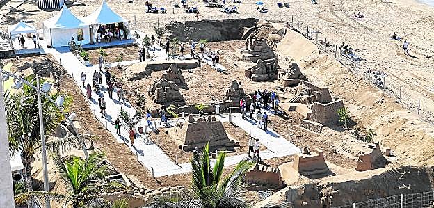 El belén de arena se convierte en otro activo promocional de la ciudad como destino de vacaciones. 