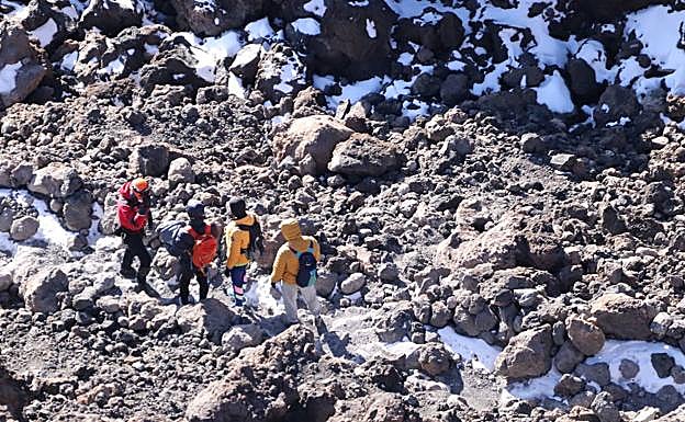El helicóptero rescata a un hombre en apuros en el Teide