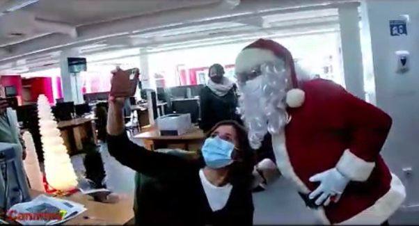 Imagen de la visita de Papá Noel a las instalaciones de CANARIAS7 en Arinaga y El Sebadal. 