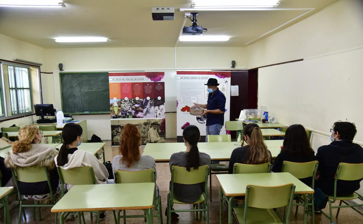 En la imagen, Lorenzo Pérez durante su charla en el IES Ingenio. 