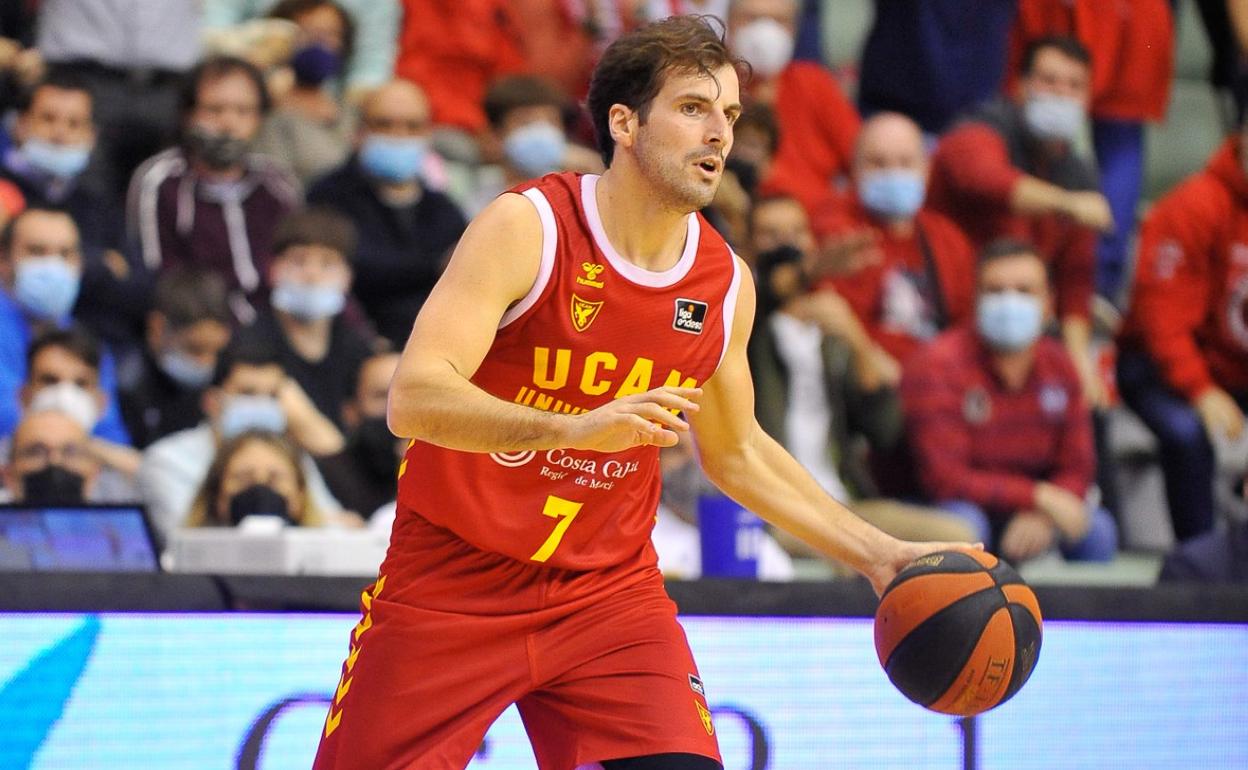 Tomás Bellas dirige el juego del UCAM Murcia durante un encuentro este curso. 