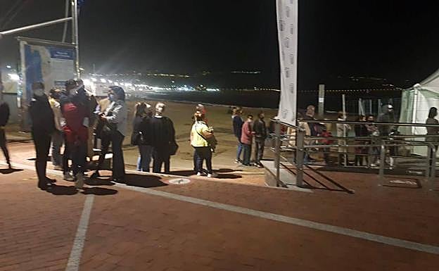 Imágenes de la cola este sábado para ver el belén de arena de Las Canteras 