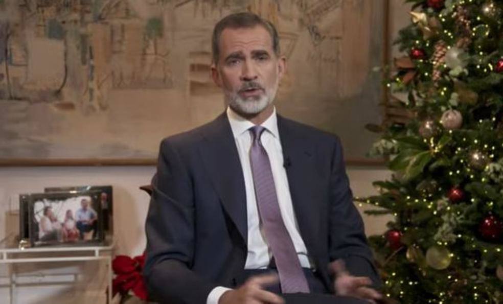 Felipe VI ha dedicado sus primeras palabras del mensaje de Nochebuena a transmitir su mensaje de solidaridad y apoyo a los habitantes de La Palma, a quienes ha garantizado que cuentan con «el compromiso de todas las administraciones» para reconstruir sus vidas y su economía tras los daños causados por el volcán.