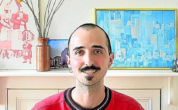 Diego Grisaleña trabaja en las láminas que vende por Internet. 